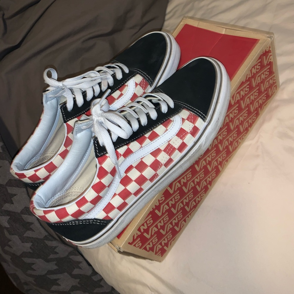 BLACK & RED VANS